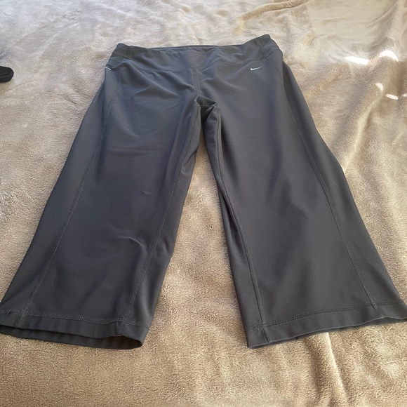 Ladies size Medium Nike capris - Picture 3 of 4